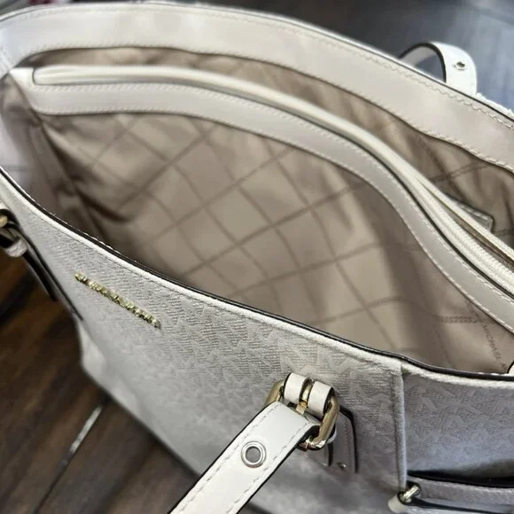 Michael Kors Voyager East West Signature Tote Off White - Used - Picture 10 of 12
